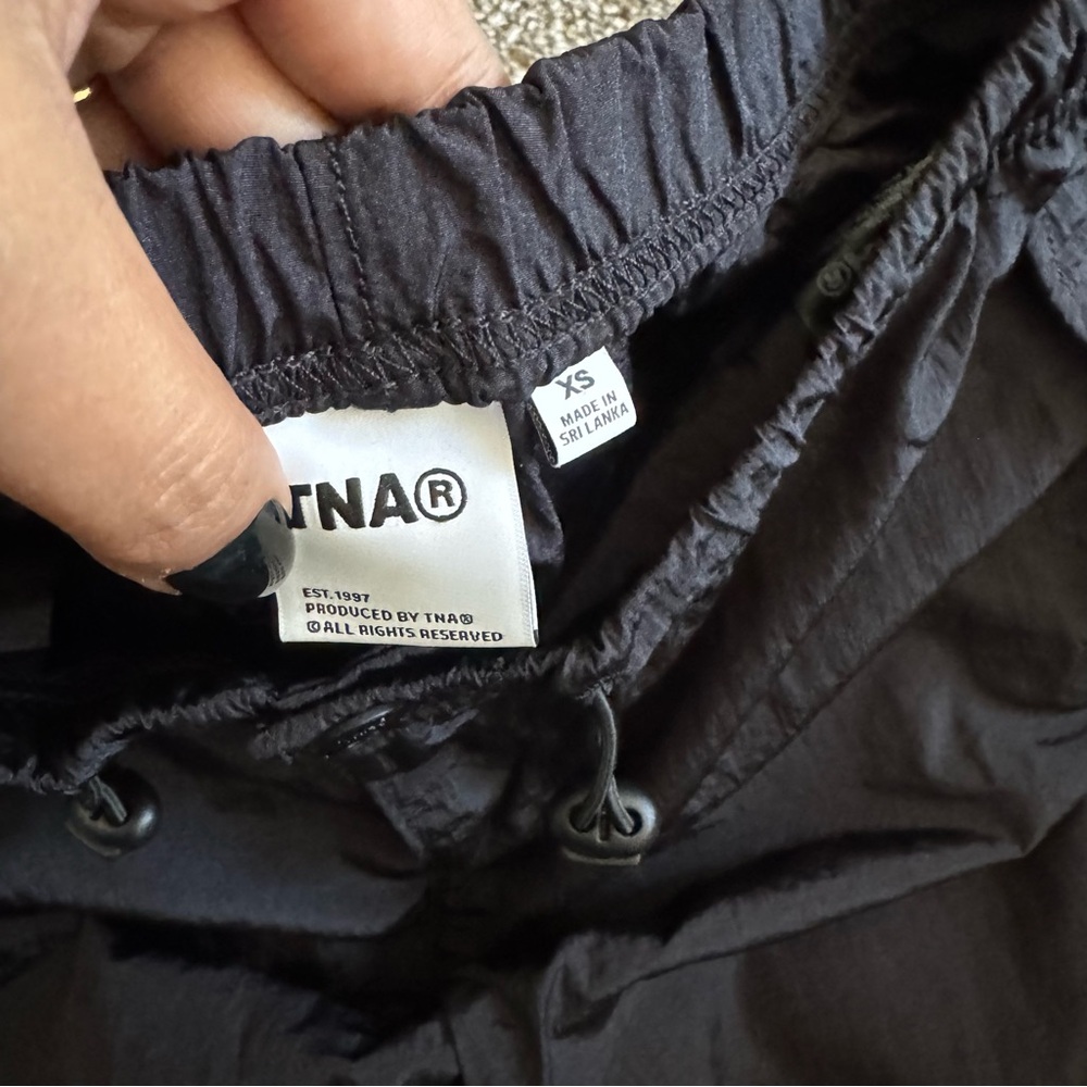 Women’s Aritzia TNA Aviator Parachute Pants in Black Size XS Retails: $98 - Picture 6 of 6